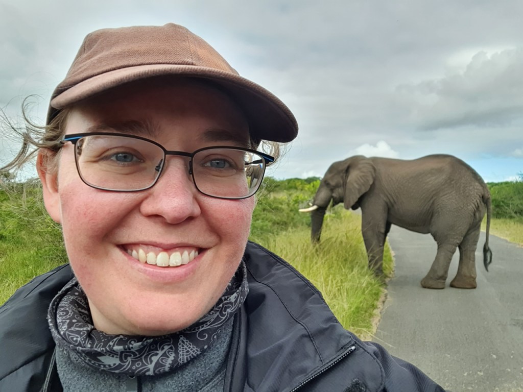 Selfie mit einem Elefanten (© Cornelia Hebrank, 2024)