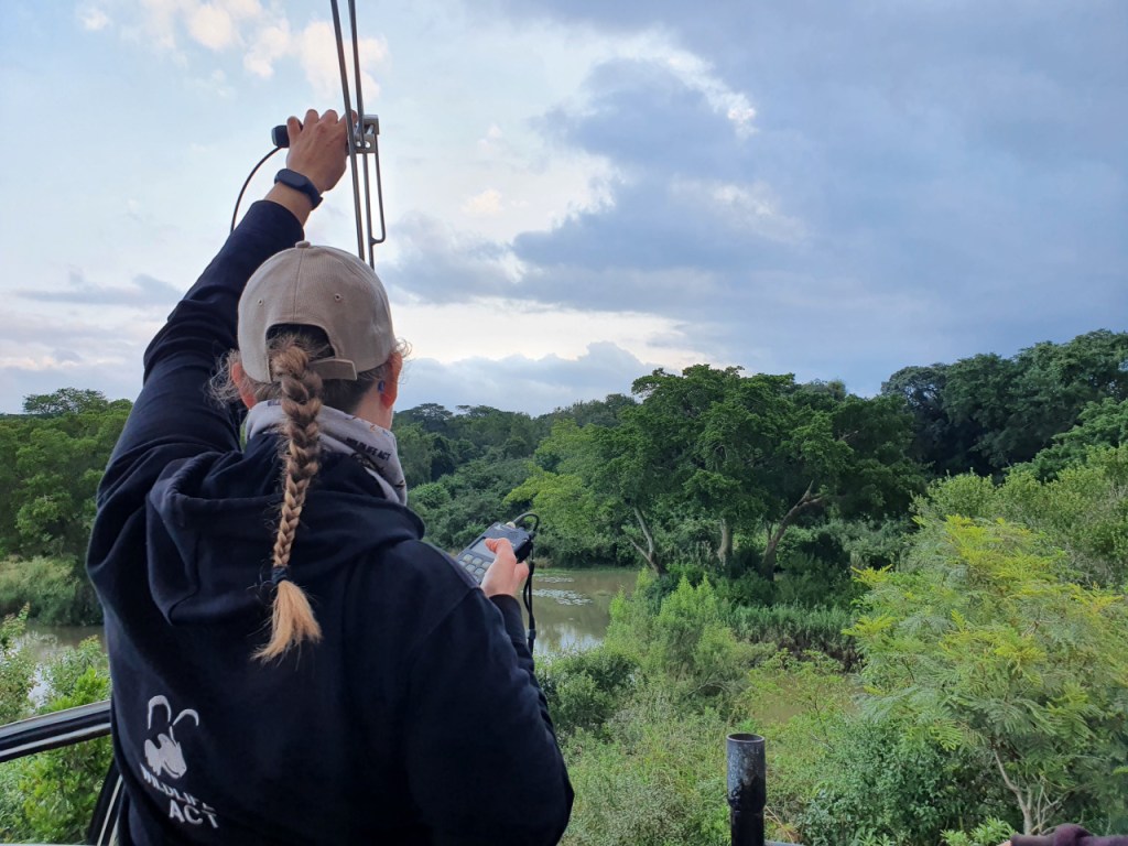 Frau mit Telemetrie-Equipment (© Sebastian Sperling, 2024)