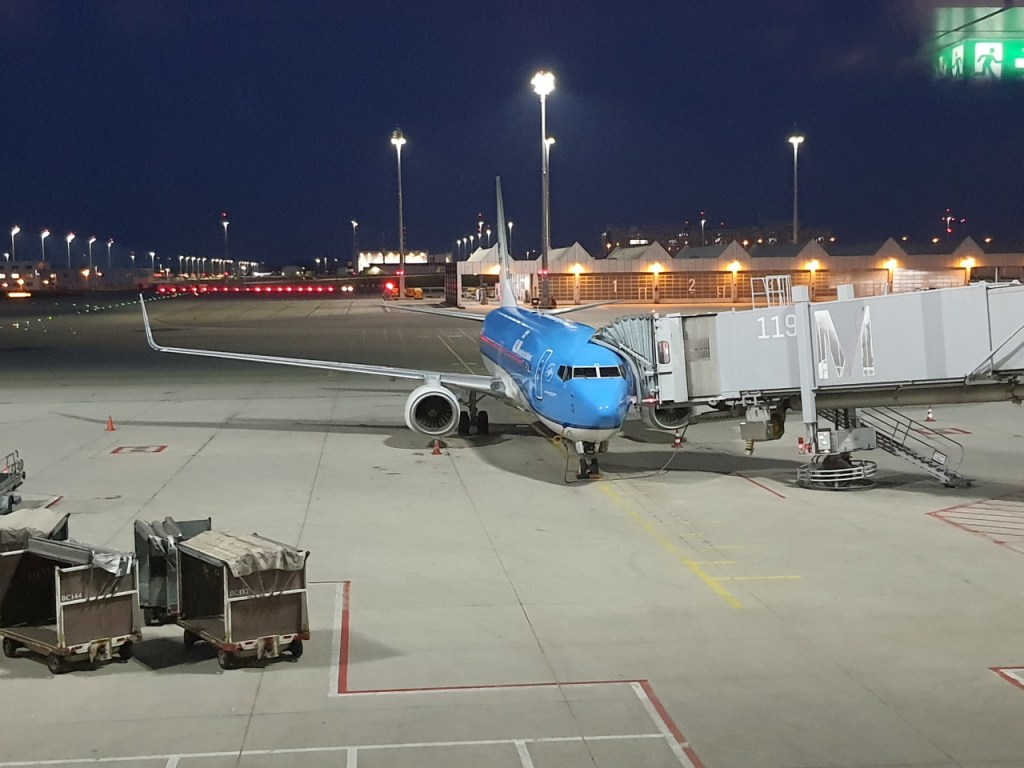 Ausblick auf den Münchner Flughafen mit einer KLM-Boeing 737 am Finger (© Cornelia Hebrank, 2024)