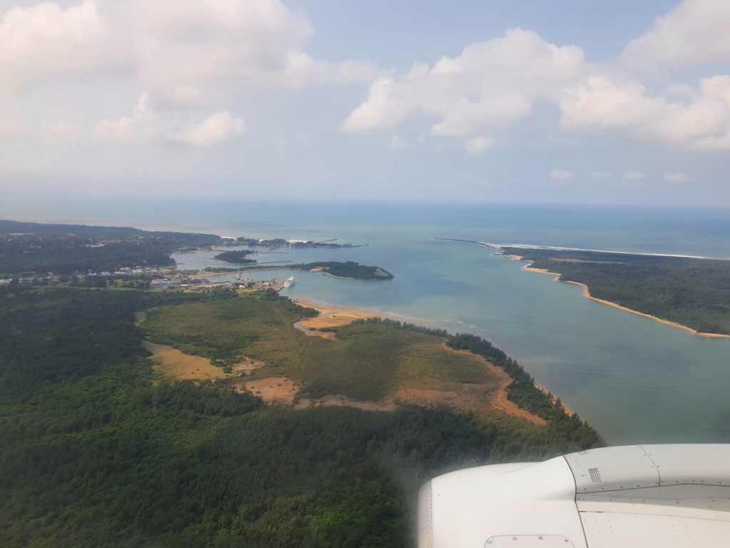 Ausblick auf die Küste aus dem Airlink-Flieger im Anflug auf Richards Bay (© Cornelia Hebrank, 2024)