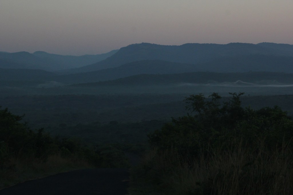 Ein Ausblick über die noch in der Dämmerung liegenden Täler des Parks (© Sebastian Sperling, 2024)