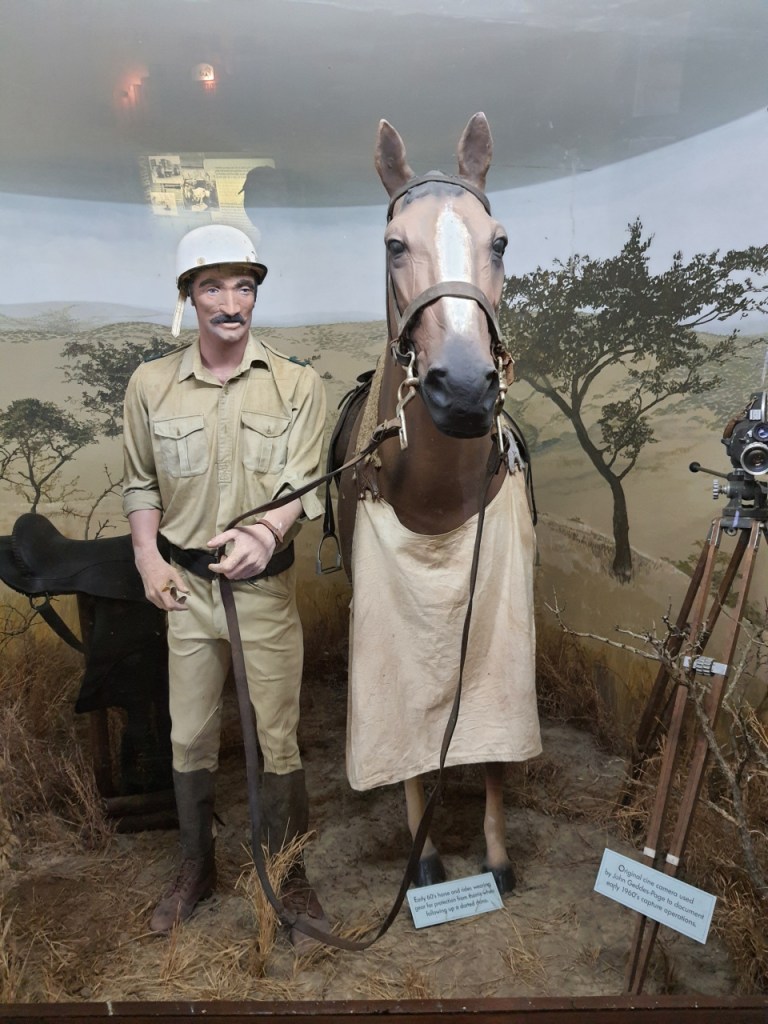 Figuren von einem Mann mit Pferd in Schutzausrüstung (© Cornelia Hebrank, 2024)