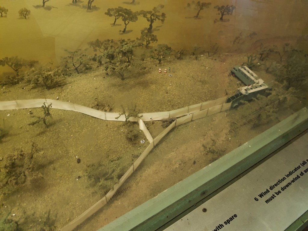 Modell zum Aufbau eines Treibkanals für das Einfangen von Antilopen (© Cornelia Hebrank, 2024)