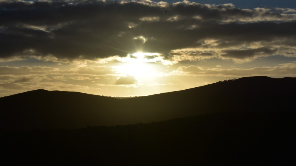 Sonnenuntergang über den Bergen (© Cornelia Hebrank, 2024)