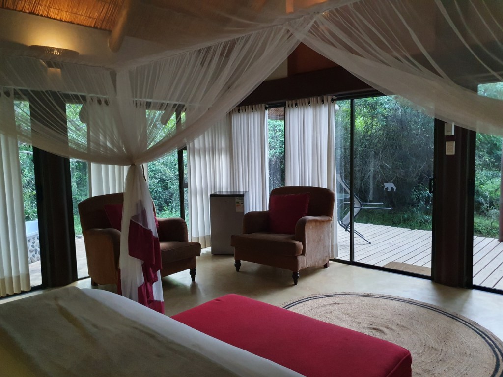 Ein weiterer Blick durchs Zimmer, mit Sicht auf den Ausblick und die Glas-Schiebetüren auf allen Seiten (© Sebastian Sperling, 2024)