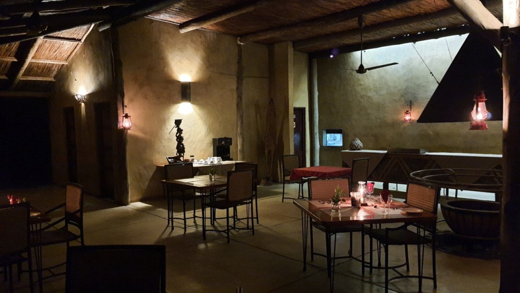 Blick auf das Restaurant, abends zum Abendessen eingedeckt (© Cornelia Hebrank, 2024)