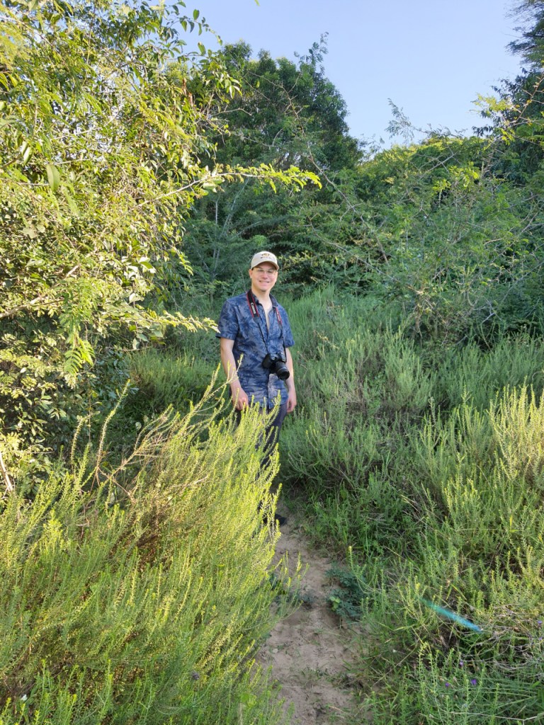 Sebastian mit der Kamera um den Hals, auf dem nächsten Stück des Weges (© Cornelia Hebrank, 2024)