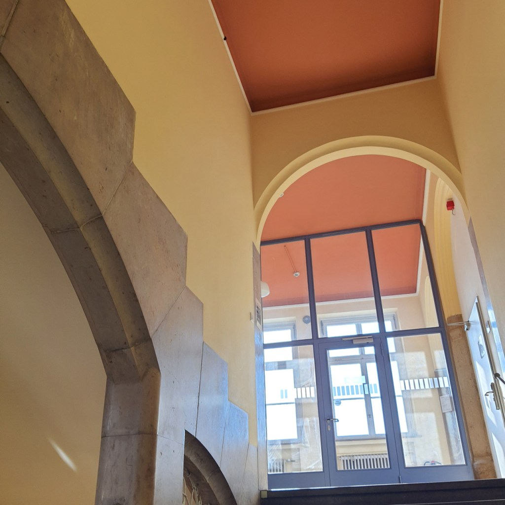 Aufnahme des ganzen Treppenhauses mit der nur klein sichtbaren Fledermaus an der Wand (© Cornelia Hebrank, 2024)