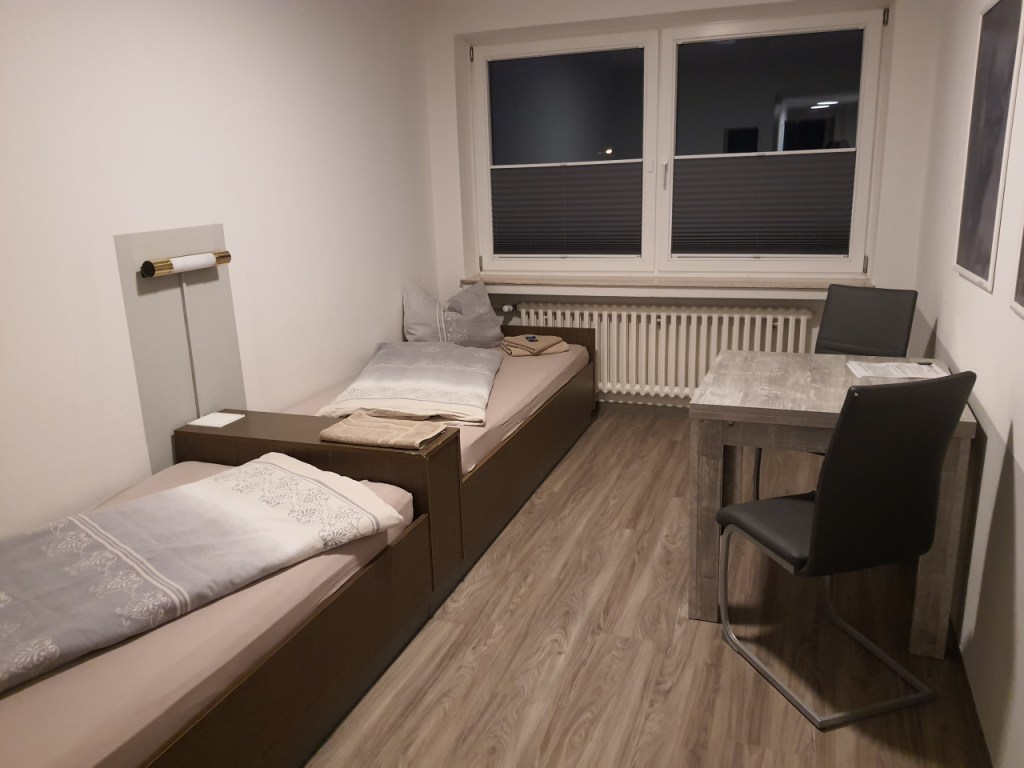 Blick ins Doppelbett-Zimmer im Wolfcenter (© Cornelia Hebrank, 2023)