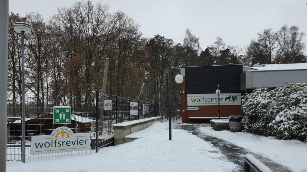 Blick auf den Haupteingang des Wolfcenters im Schnee (© Cornelia Hebrank, 2023)
