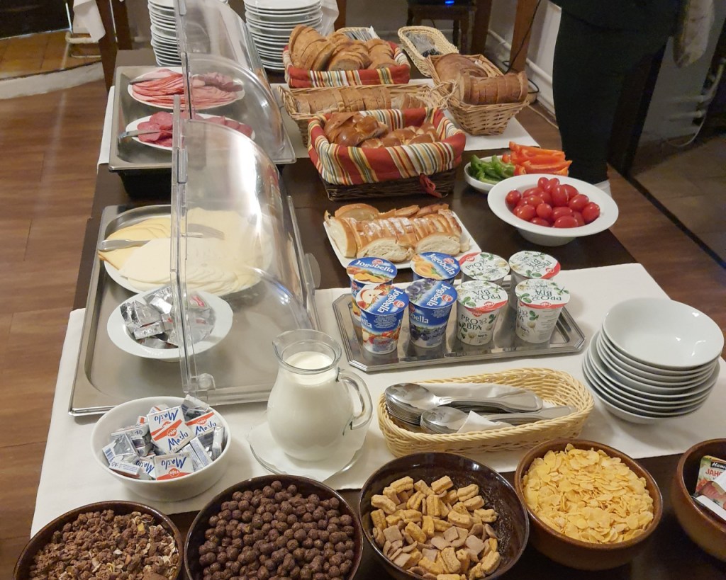 Überblick über das Frühstücksbuffet (© Cornelia Hebrank, 2024)
