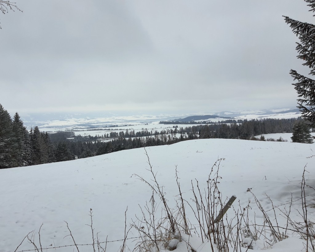 Ausblick über das Liptov-Tal im Schnee (© Cornelia Hebrank, 2024)