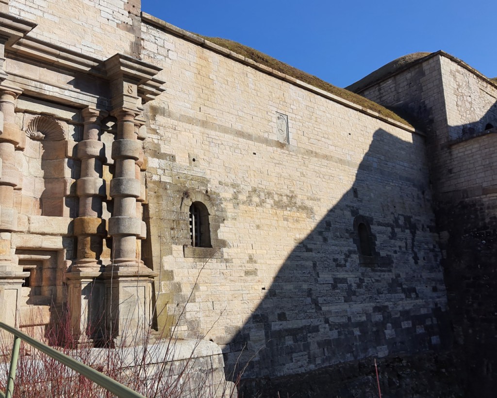 Aufnahme der Mauer neben dem Haupteingang der Wülzburg (© Cornelia Hebrank, 2025)