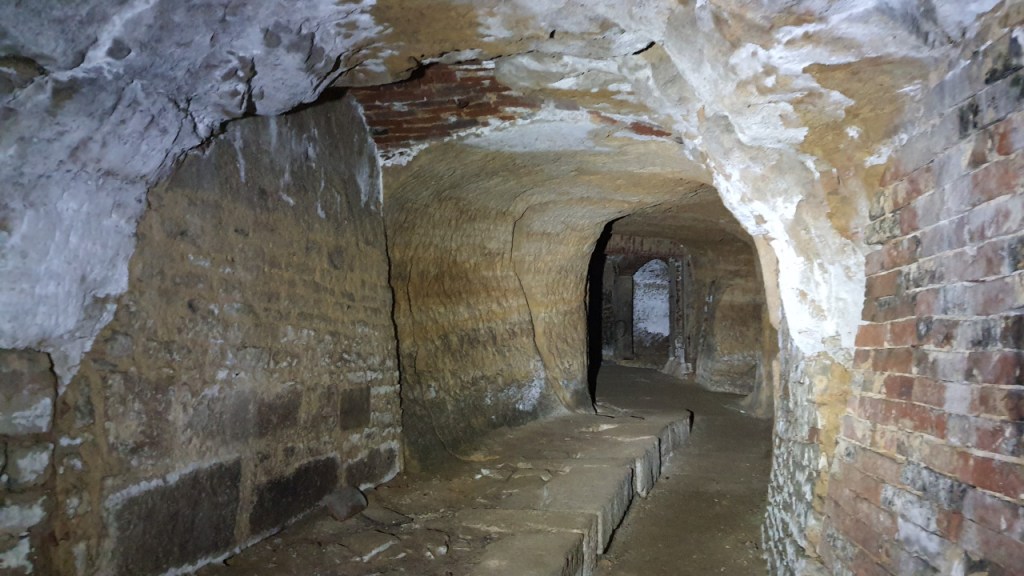 Blick in einen Gang in einem der Keller (© Cornelia Hebrank, 2025)