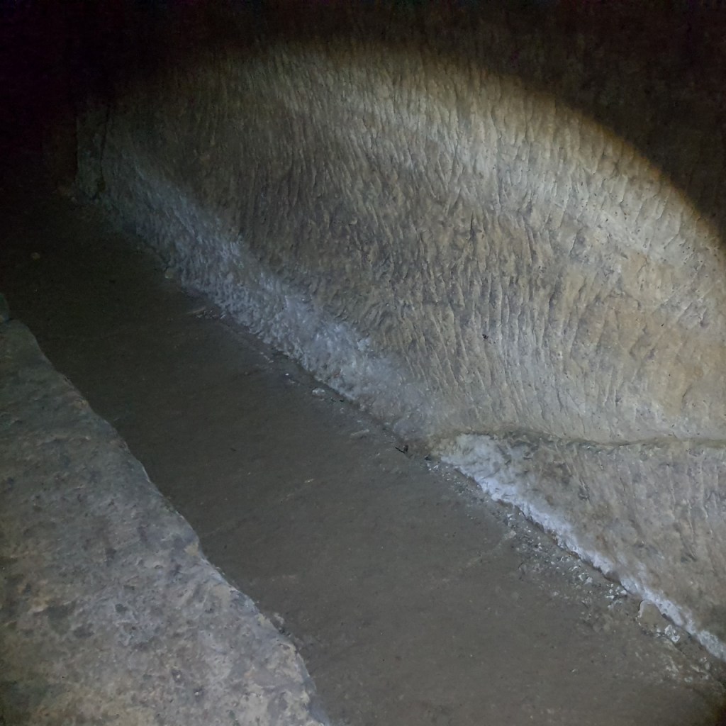 Blick auf den Boden und "Weg" mit einer Sandsteinwand (© Cornelia Hebrank, 2025)