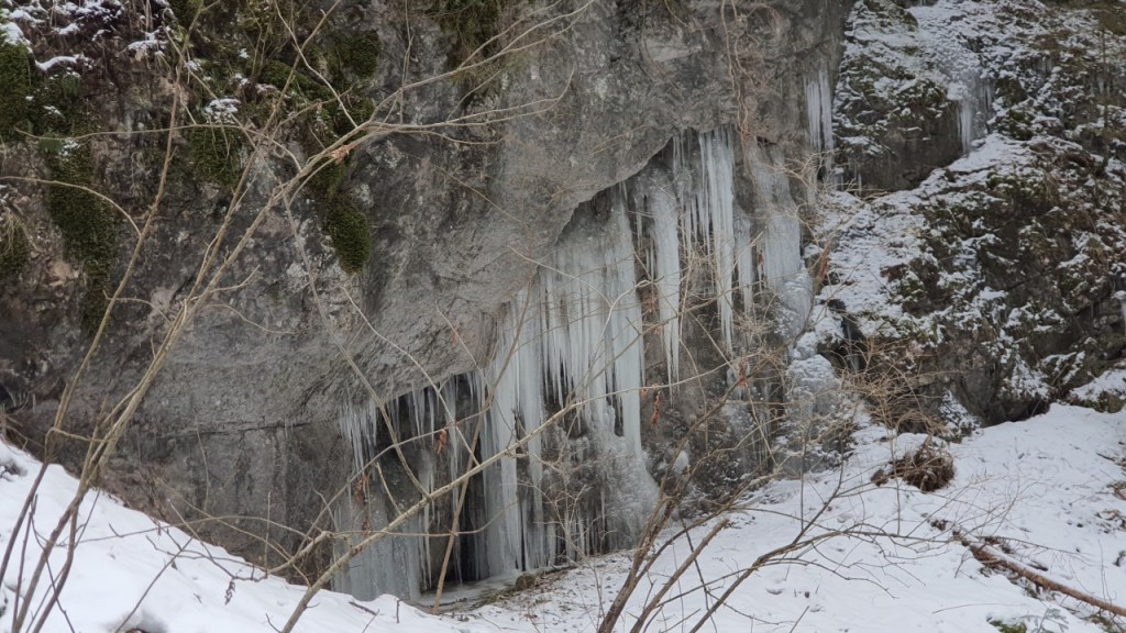 Eiszapfen an einem Felsen am Wegrand (© Cornelia Hebrank, 2024)