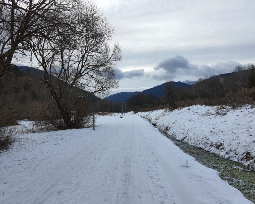 Schneebedeckter Weg am Rande des Ortes (© Cornelia Hebrank, 2024)