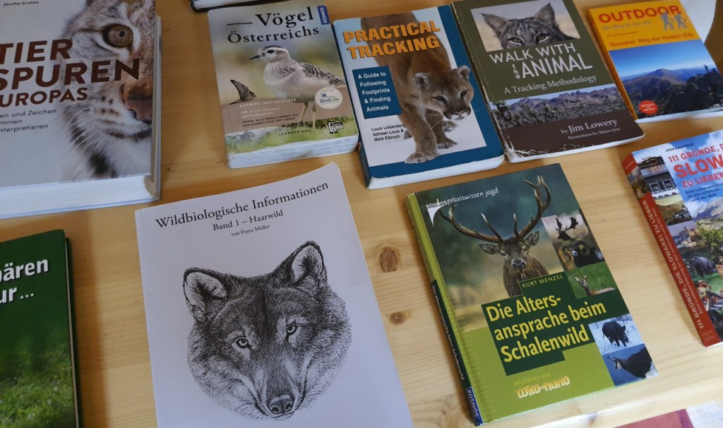 Einen Tisch mit vielen Büchern über Tiere, Spurenlesen und Wandern (© Cornelia Hebrank, 2024)