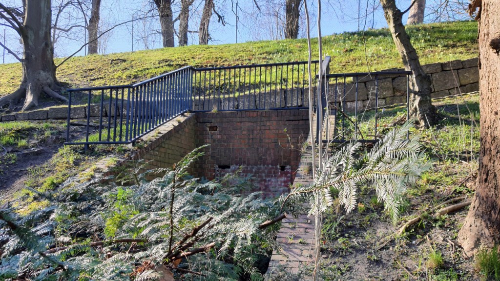 Zugemauerter Eingang zu einem alten Bunker (© Cornelia Hebrank, 2025)