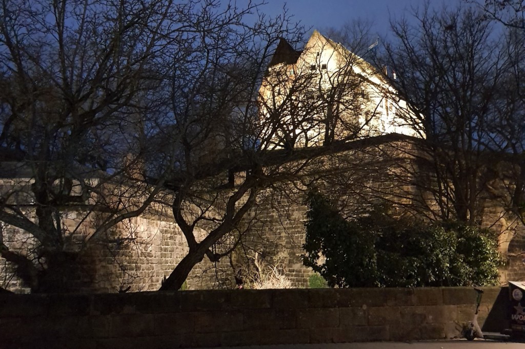 Nächtliche Ansicht auf einen Teil der Nürnberger Burg (© Cornelia Hebrank, 2022)