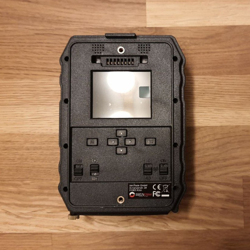 Rückseite einer Wildkamera (© Cornelia Hebrank, 2025)