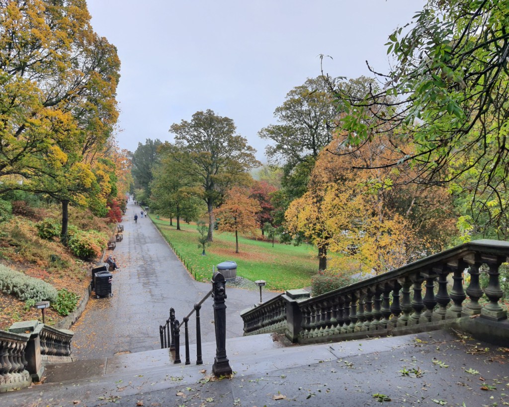 Blick von einem der Eingänge der Princes Street Gardens (© Cornelia Hebrank, 2025)