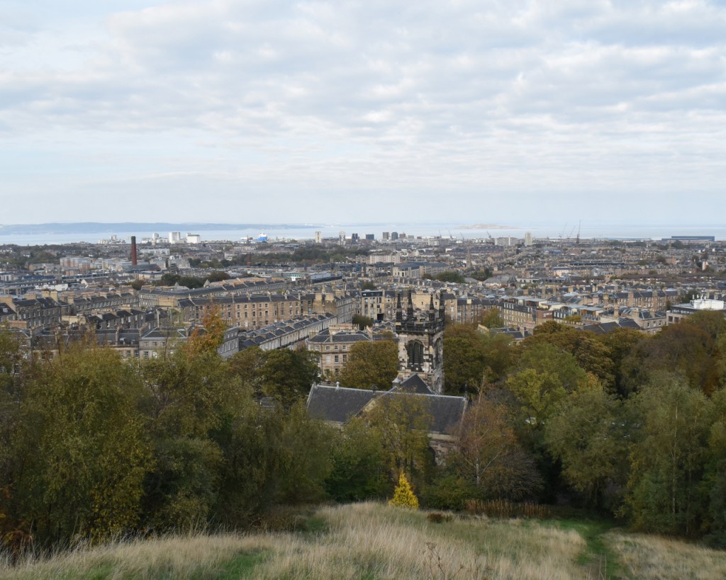 Blick von Calton Hill über die Stadt bis aufs Meer (© Cornelia Hebrank, 2025)