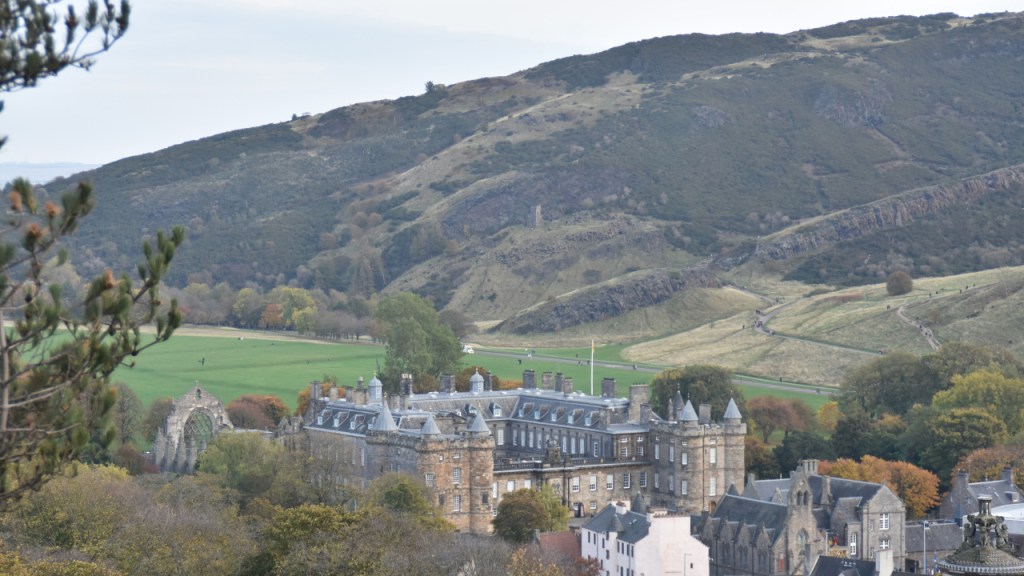 Blick von oben auf den Holyrood Palace und den Park dahinter (© Cornelia Hebrank, 2025)
