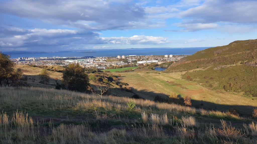 Blick aus der Mitte des Holyrood Parks über dessen Wiesen und Hügel (© Cornelia Hebrank, 2025)