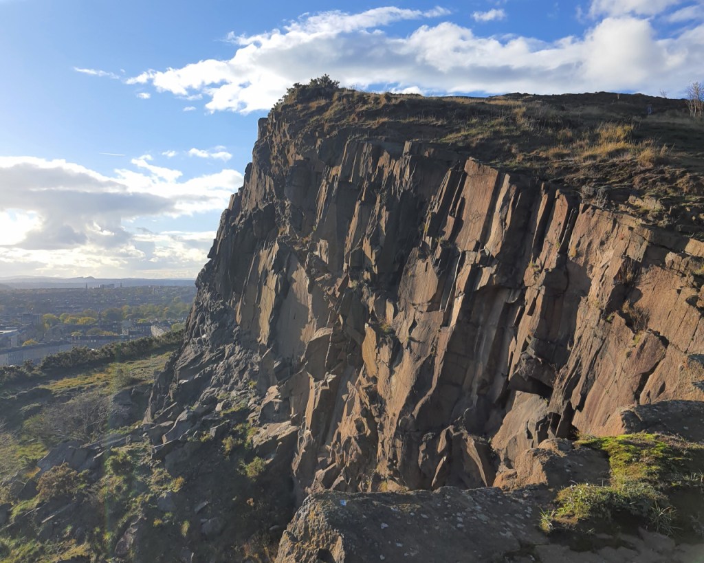 Blick auf die Salisbury Crags und deren Klippen (© Cornelia Hebrank, 2025)