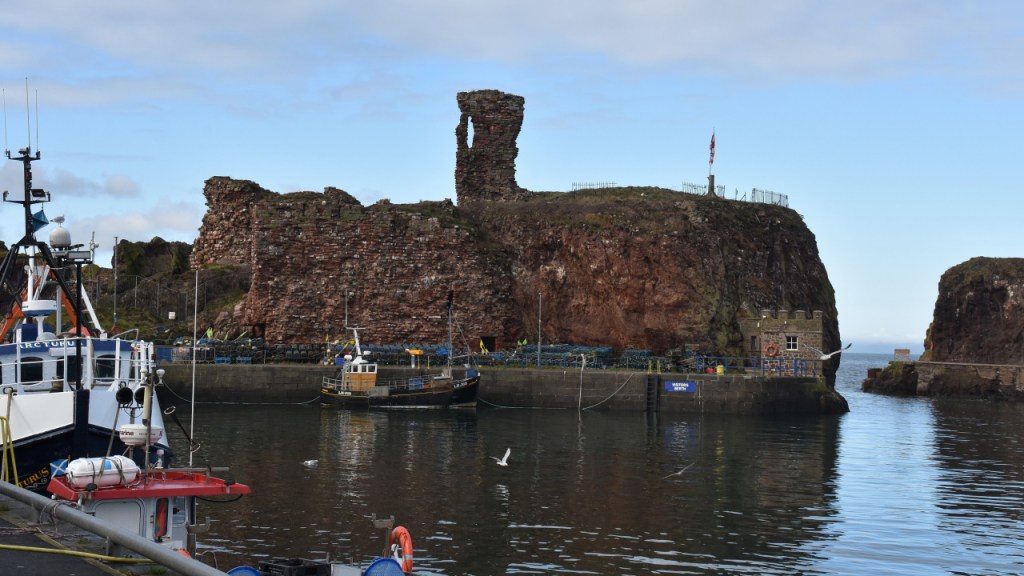 Blick auf die Burgruine von Dunbar mit dem Hafen im Vordergrund (© Cornelia Hebrank, 2025)