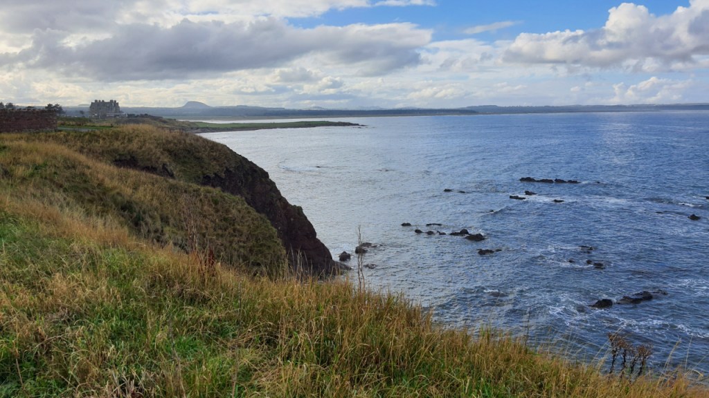 Ausblick vom Weg auf den Felsen entlang der Küste (© Cornelia Hebrank, 2025)