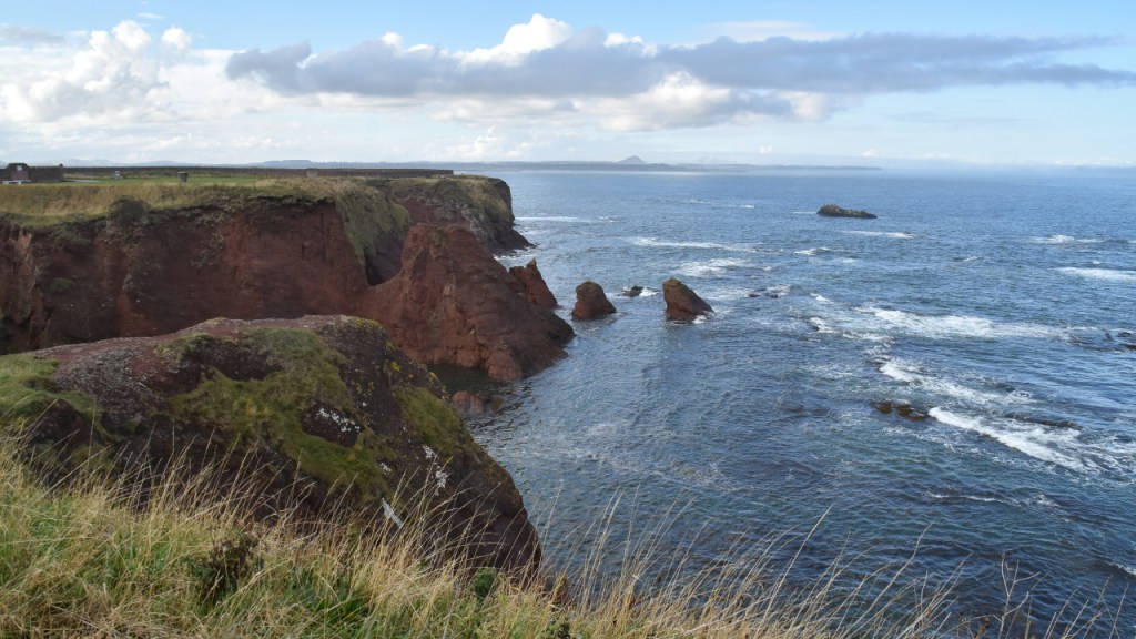 Ausblick von den schottischen Klippen aufs Meer (© Cornelia Hebrank, 2025)